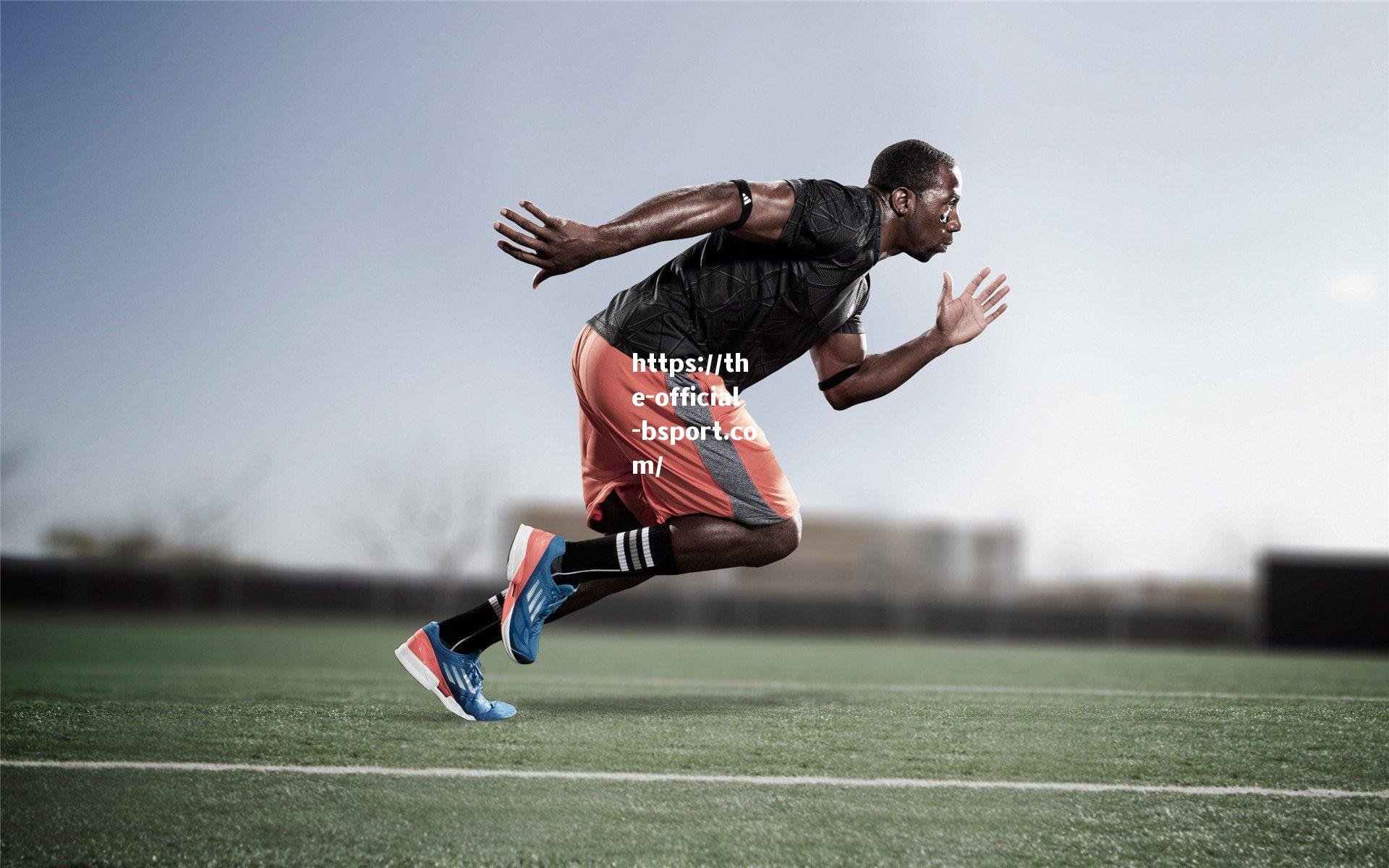 U23国足集训现轻松插曲，拜合拉木玩笑突袭王钰栋，训练场洋溢青春气息